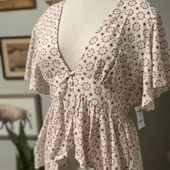 NWT Open Front Blouse with Button Detail - Picture 3 of 8